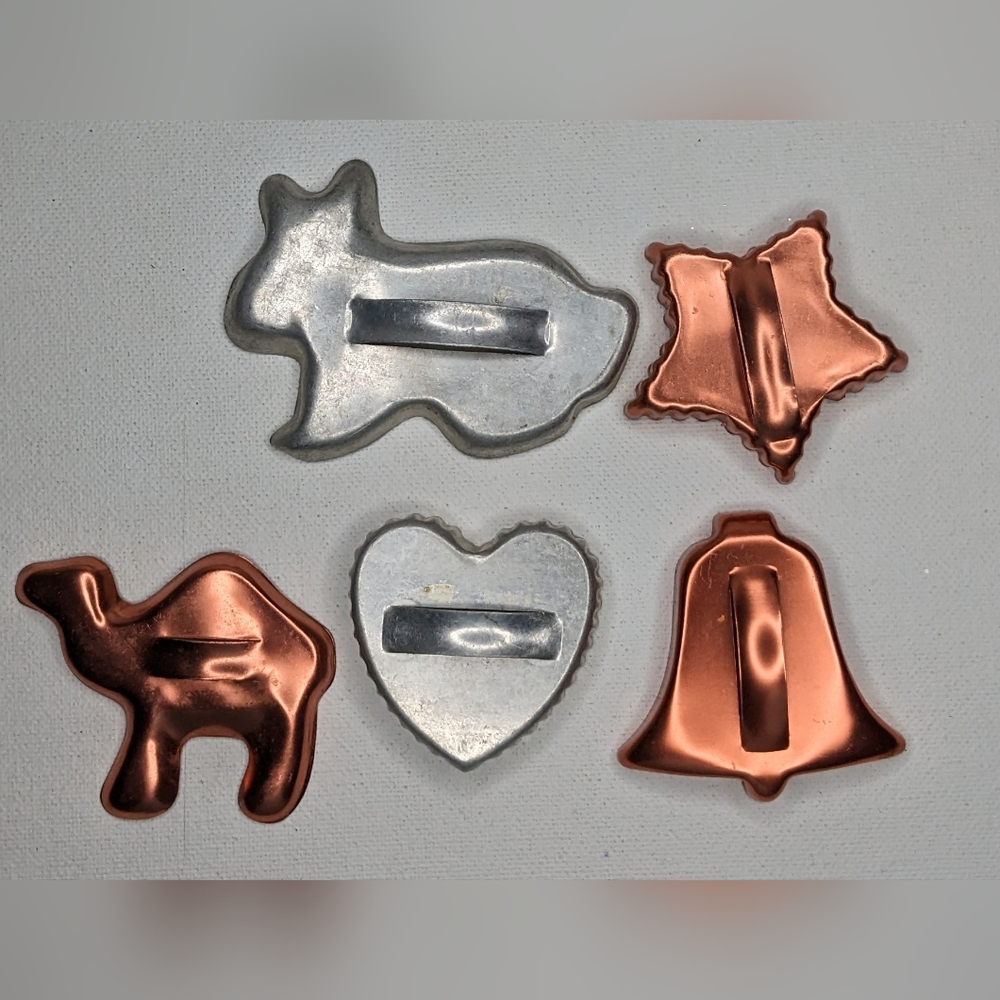 Vintage cookie cutters total of 5 E-2